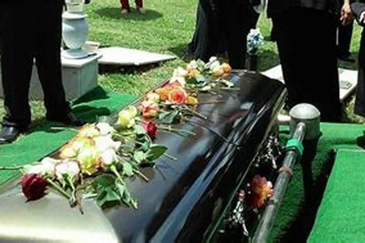 梦见别人死了在棺材里