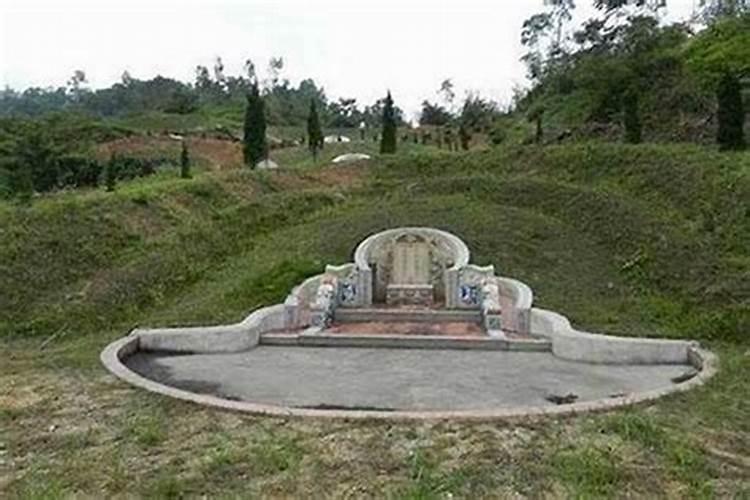 家族后代婚姻不顺、老人多不长寿与祖坟地有关吗？