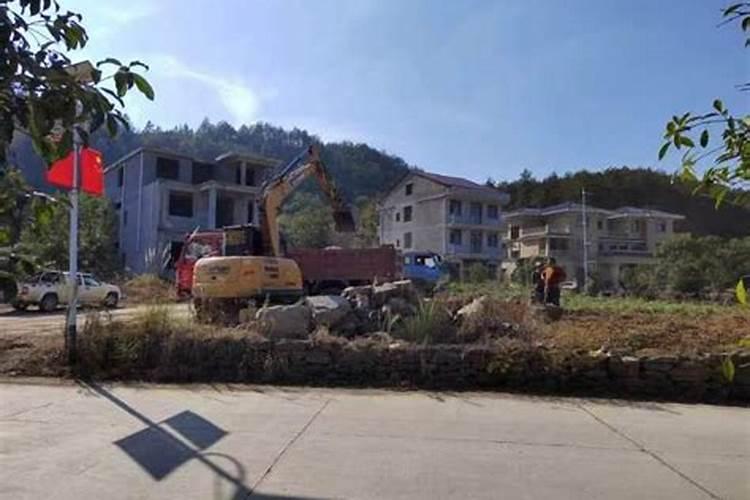女人梦见一片坟地预兆