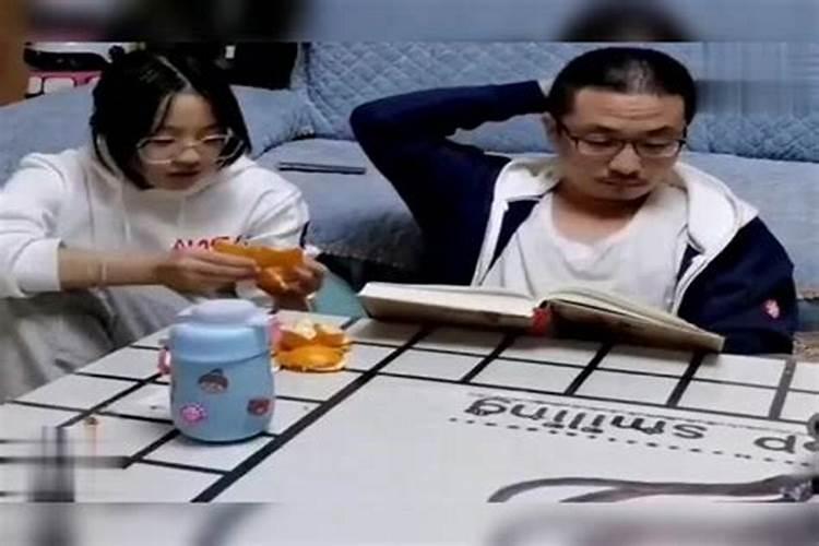 梦见前妻穿一身红色的衣服,和我准备一起去参加饭局？