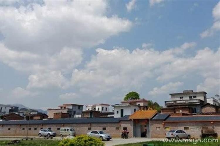 我梦见舅舅家装修好了新房子还在里面住什么意思？