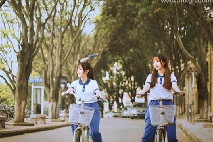 梦见与女同学亲热是什么预兆？
