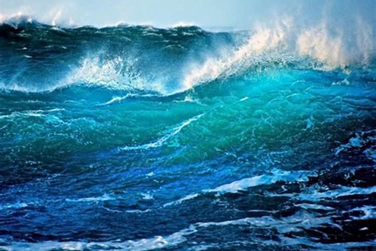 梦见阴雨天的大海波涛汹涌