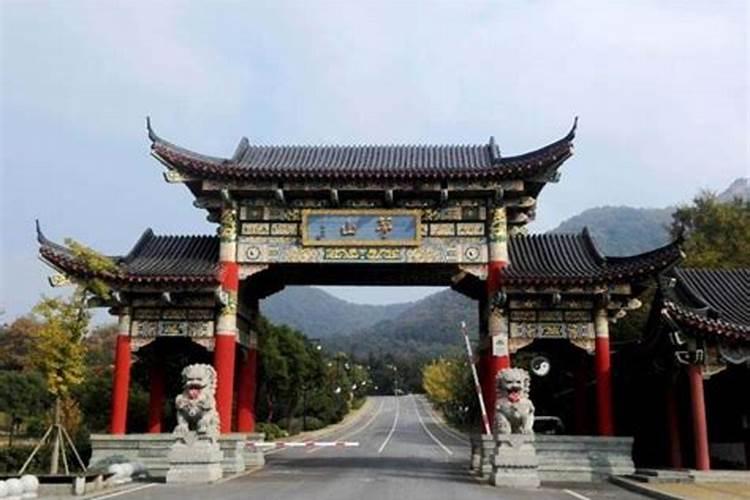有一位出家道士让我出3000元做法式就能帮我改变命运是真的吗