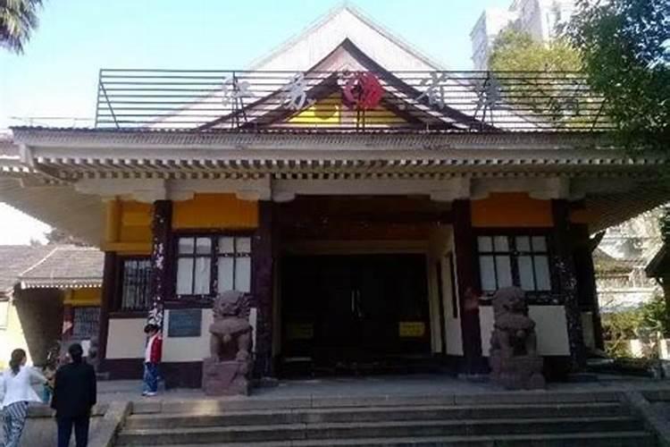 香港的法定节假日和内地是一样的吗