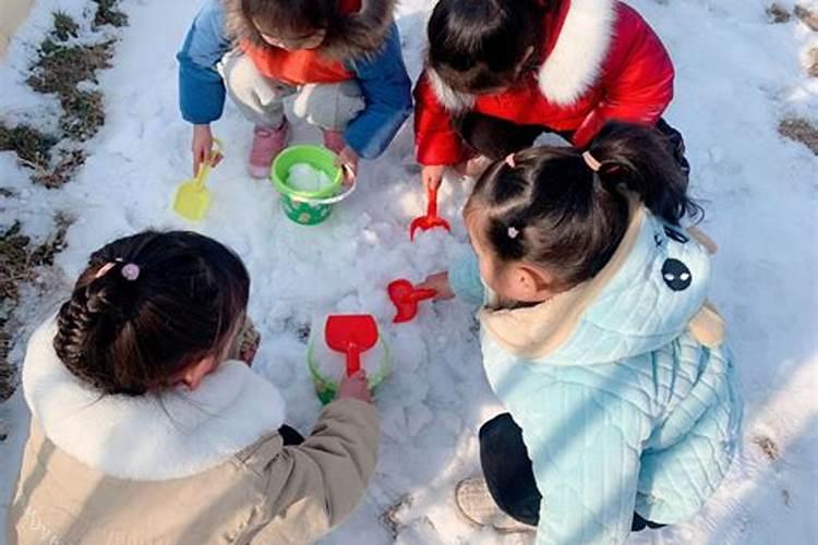 幼儿园冬至活动手举牌
