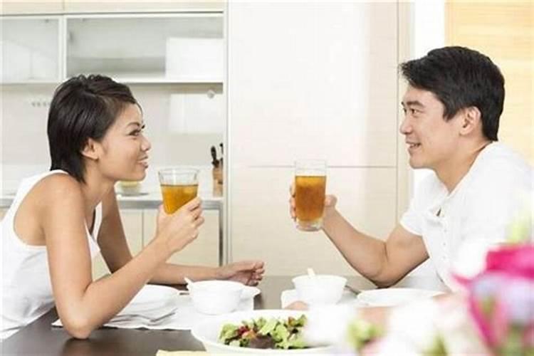 女人梦见和陌生人吃饭是什么意思