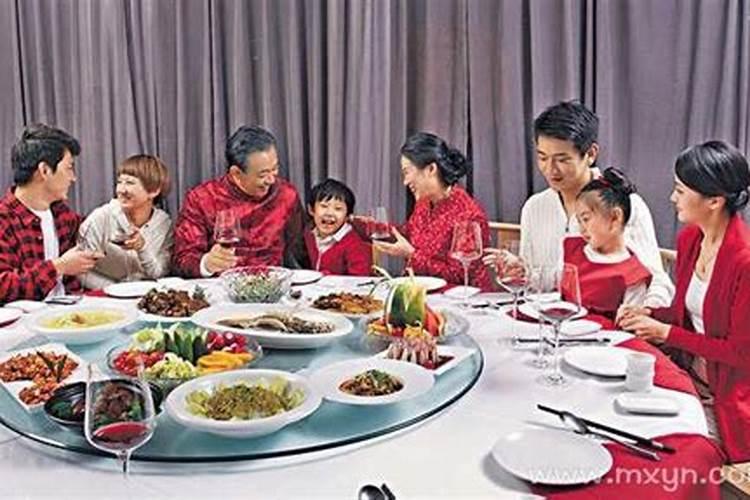 梦见家人一起聚餐的预兆