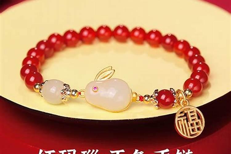 今年是我的本命年,可是突然发现一直在腰上带着的腰链不见了。难道这是...