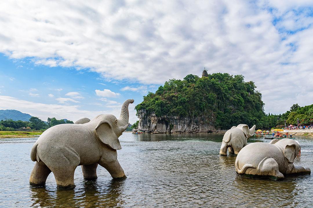 两人跟旅游团去桂林要多少钱？