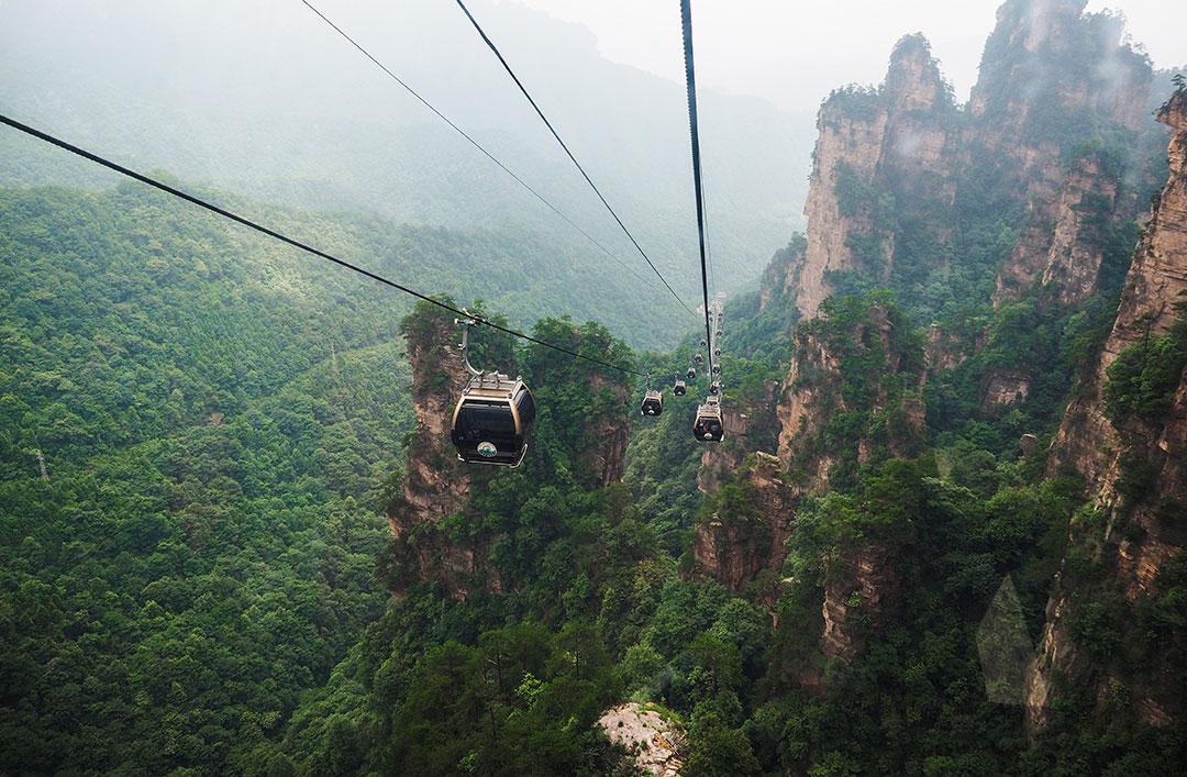 现在去张家界还是云南旅游？