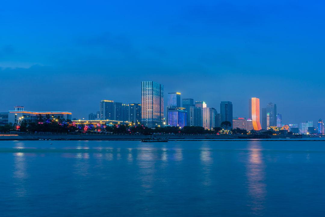 暑期带娃山东沿海海景+美食自驾之旅青岛的夜晚真美，开心吃海鲜