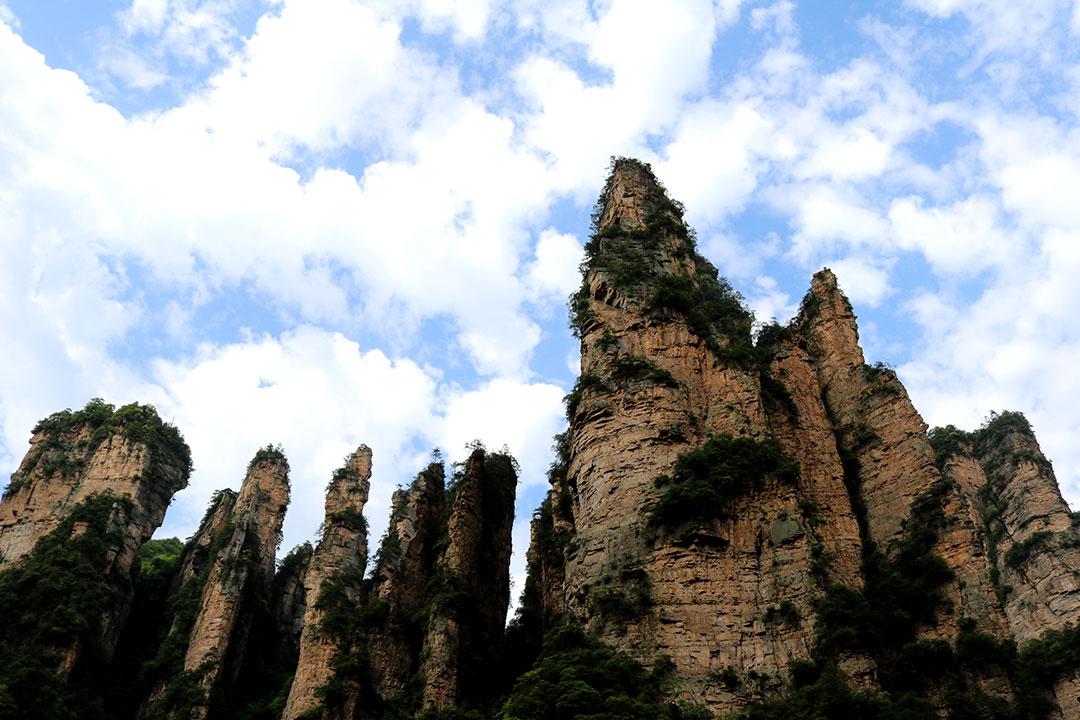 张家界4天3晚旅游全攻略：揭秘神秘的天门山，探秘千年古寨！