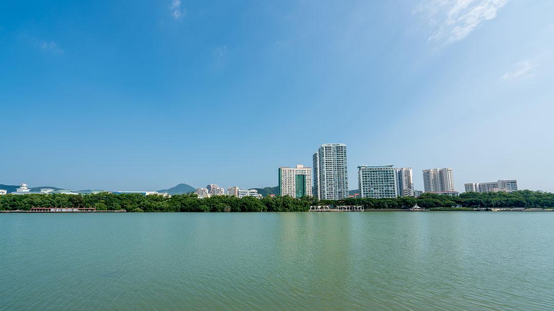 深山看萤火虫，大海上冲浪……超全的海南暑期旅游路线快收藏