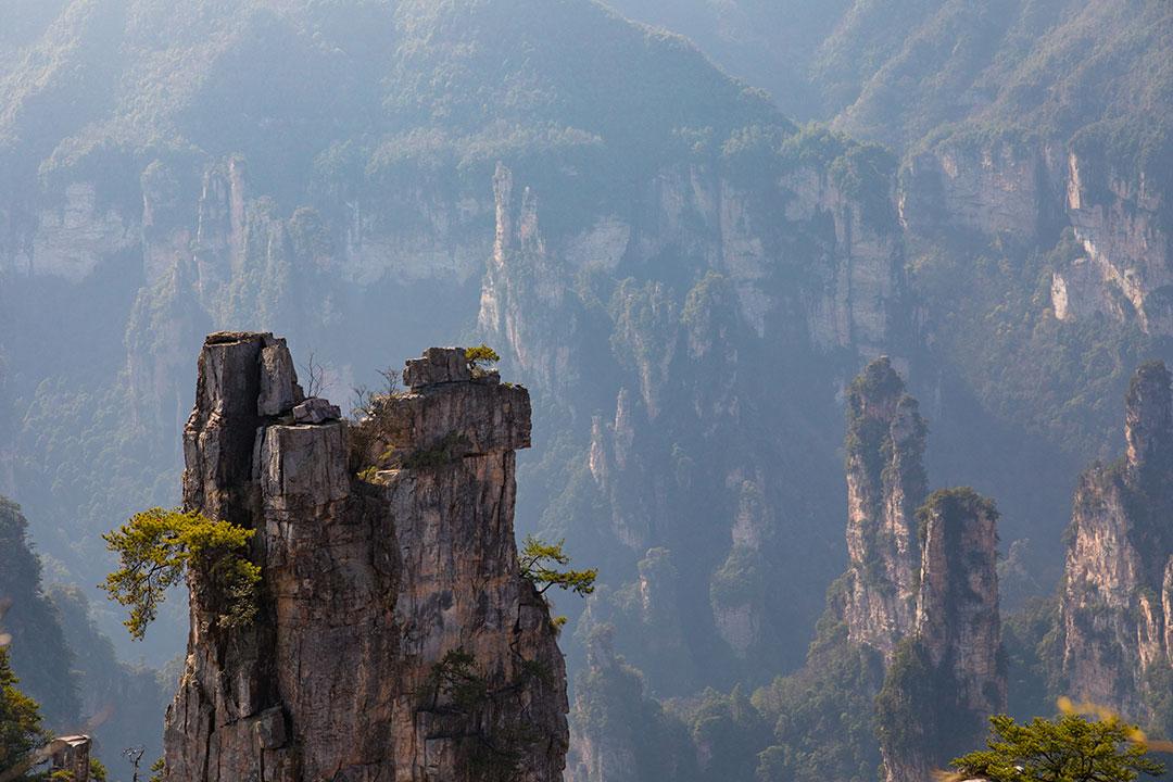 中国湖南省的一个著名旅游目的地，以其壮丽的自然风景而闻名于世